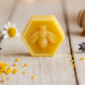 Восъчна свещ с форма на пчела от 100% чист пчелен восък