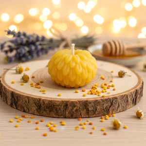 ъчно изработена восъчна свещ с форма на Ананас от натурален жълт пчелен восък, върху дървена подложка с декорация