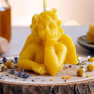Ръчно изработена восъчна свещ с форма на легнал (мечтаещ) ангел от жълт пчелен восък