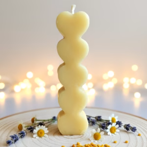 Вертикална восъчна свещ тип кула от четири нанизани сърца, изработена от натурален пчелен восък